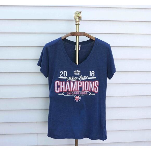 MLB 5th & Ocean Chicago Cubs World Series Champions V-Neck T-Shirt - Picture 1 of 5